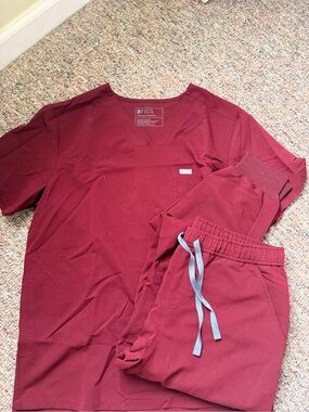 FIGS Burgundy Men’s Leon Three-Pocket Scrub Top Tansen Jogger Scrub Pants Large